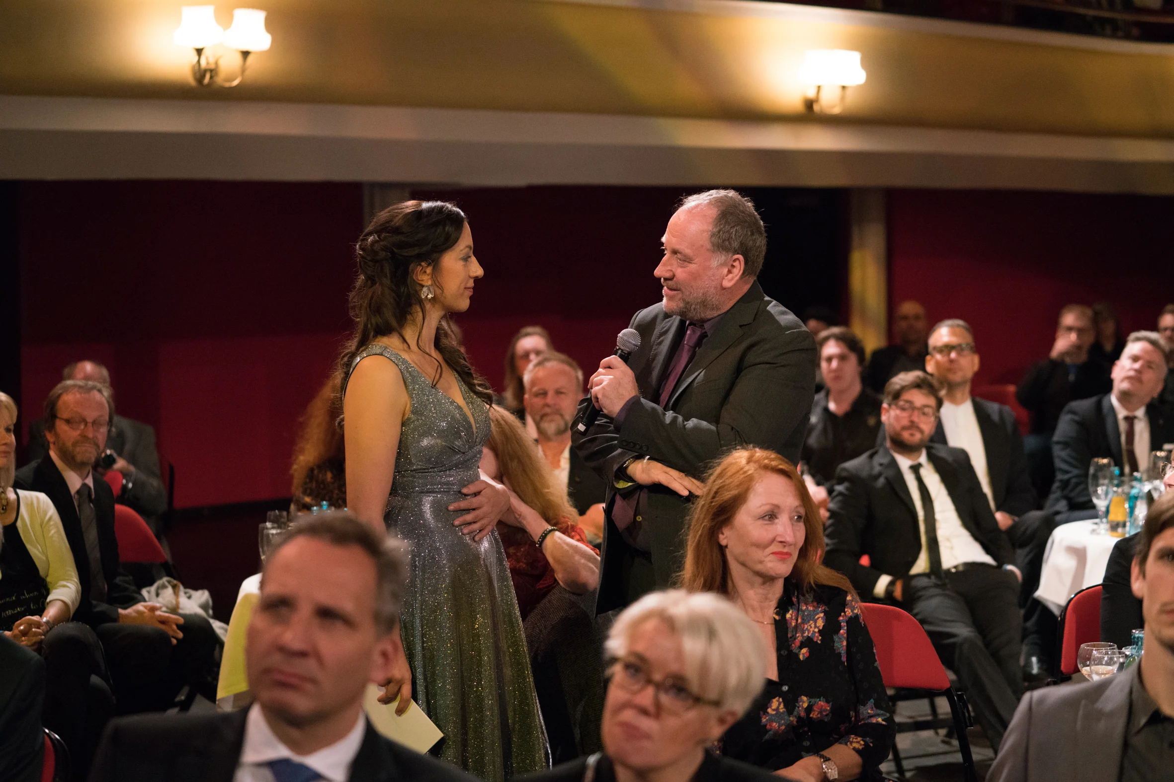 Ellen Schweda (Moderation) im Gespräch mit Harold Faltermeyer (Ehrenpreisträger 2017, Komponist „Top Gun: Maverick“). Foto: deutscherfilmmusikpreis.de , ©Joachim Blobel
