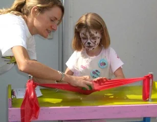 Kinderschminken_Muckids_Sommerfest_Spiele_drau�en_Spa�_Verkleiden_Betreuung_Team