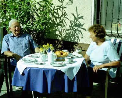 Gertrude und Othmar SchratT Sr. beim Frühstück