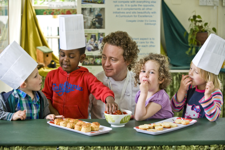 The-children-help-Tom-Kitchin-to-launch-the-One-Planet-Picnic.jpg