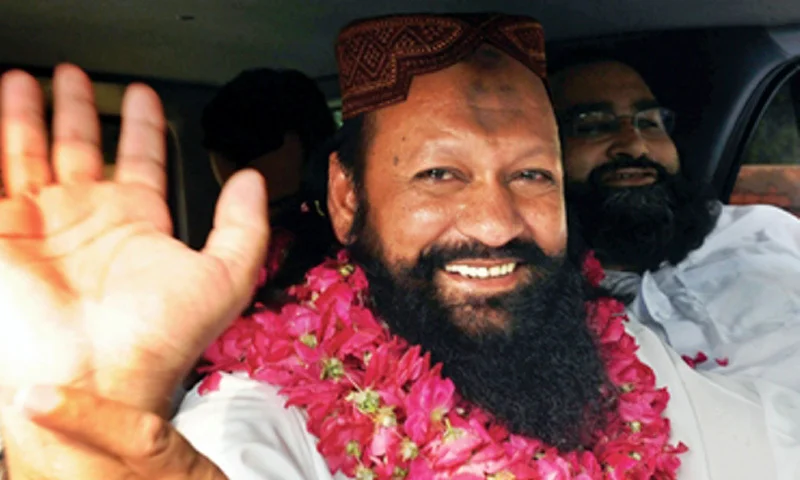 Terrorist leader Malik Ishaq with CII Chairman Tahir Ashrafi leaving Kot Lakhpat jail.