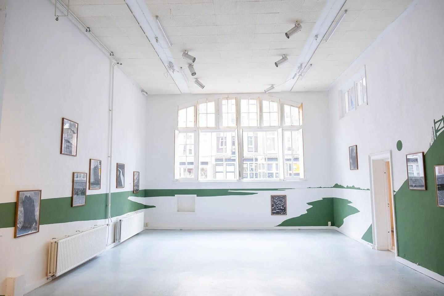 Solastalgia
t/m 20&bull;03&bull;2022
Galerie Fleur &amp; Wouter
Van Ostadestraat 43, Amsterdam, NL
&bull;
&bull;
📷 @sonasjacks 
&bull;
#exhibition #gallery #galerieview #instalation #mural  #landscape #artshow #amsterdam #landschap #landschapspijn #