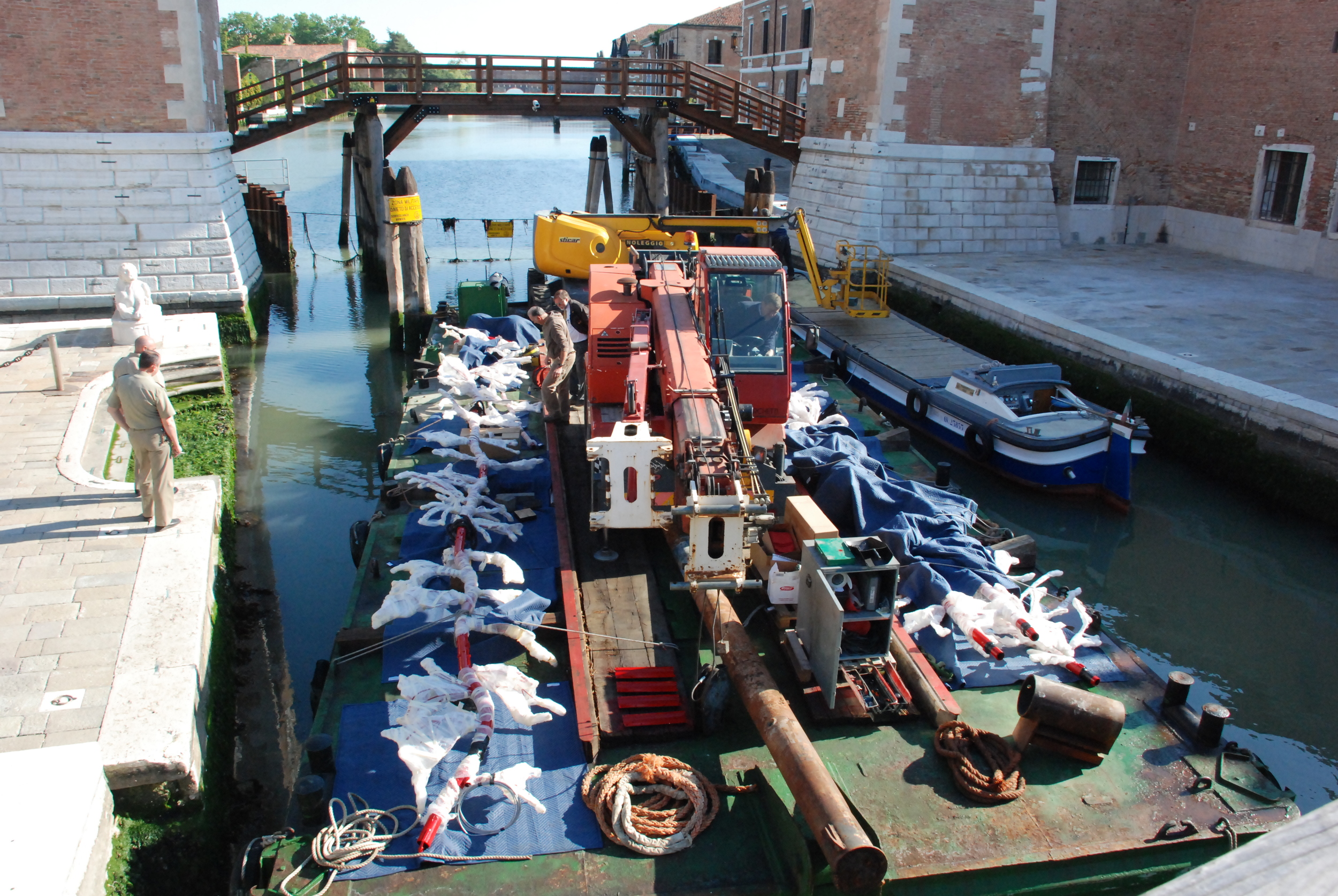 Barge with cranes and installation arrive at the Arsenale