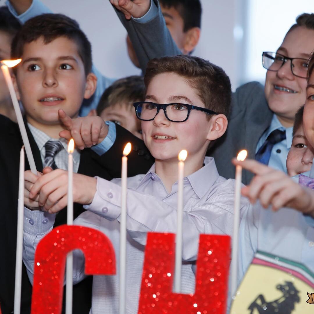 Zach&rsquo;s Bar Mitzvah finished First!! 🕺🏻🚨🏎We had an amazing time photographing this event at @palmsplaza. @pictureusperfectcorp @Temple B&rsquo;Nai Shalom @globalentertainmentdjs  @ Palms Plaza Catering