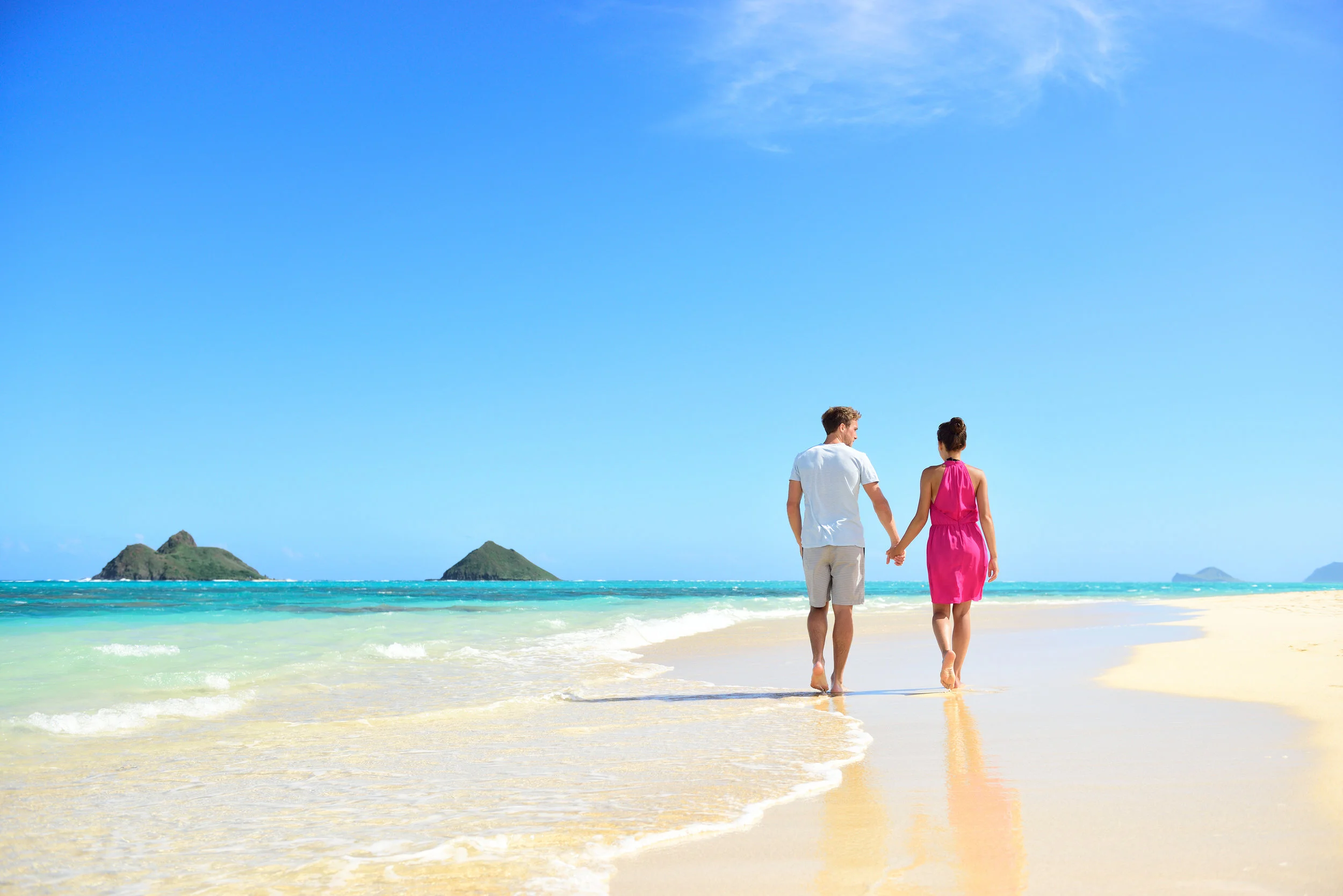 bigstock-Beach-honeymoon-couple-holding-90030590.jpg