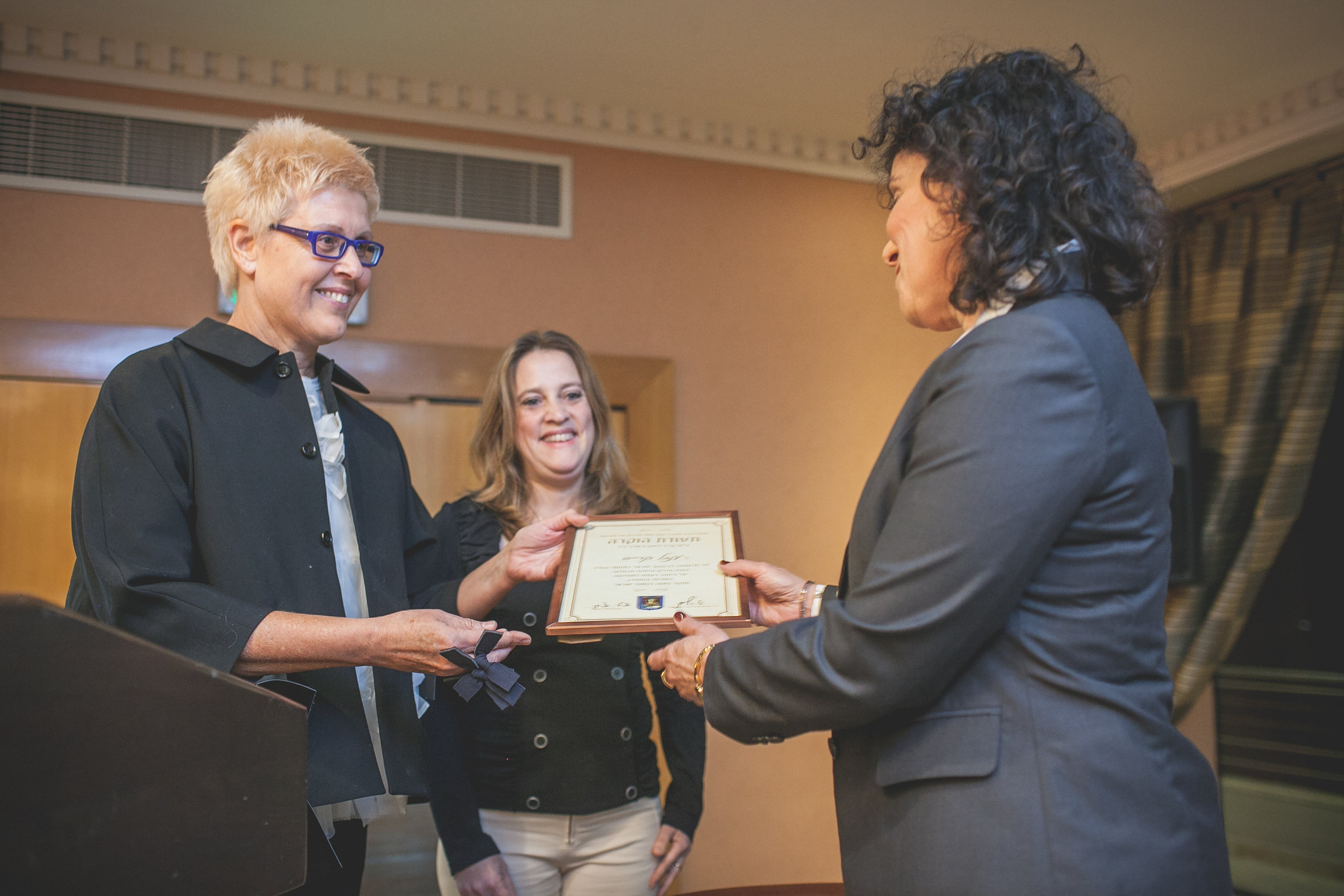 Ms. Tzili Charney presenting the award to Ms. Inbal Kreis