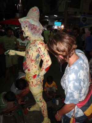 Interactive statue man, never see that before!
