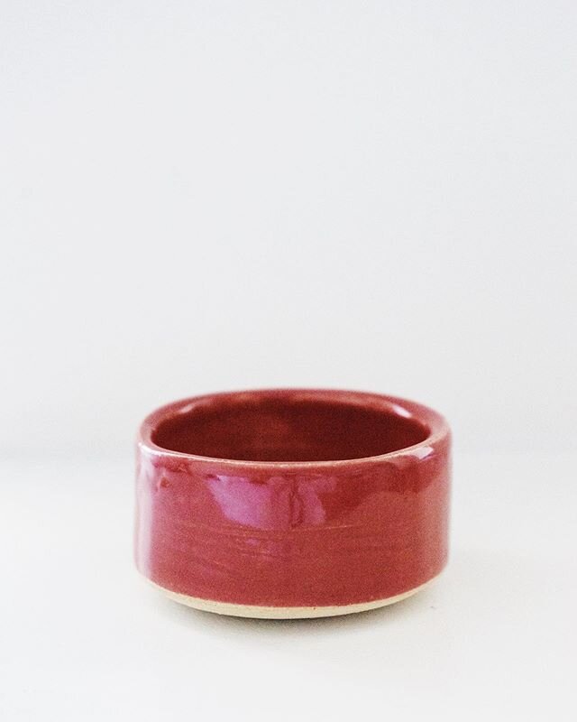 Thrown on the wheel and dipped in a dark red glaze 🚨
.
.
.
.
#pottery #clay #glaze #ceramics #art #artdaily #artist #artgram #artofvisuals #design #designideas #inspired