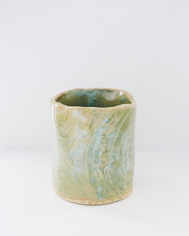 Before I glazed this one, I really wasn&rsquo;t happy with how it looked. I slapped on a random color expecting to chuck it, but, it turned out to be one of my favorite pieces 🤷🏻&zwj;♀️
(hand built, carved, and dip glazed) .
.
.
.
#pottery #clay #g