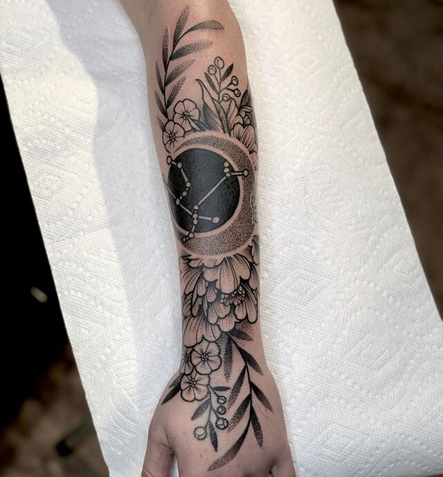 Another good one today on the always wonderful @steph_outside ...
..
.
#constelationtattoo #peonytattoo #blackworktattoo #blxckink #btattooing #geometrychaos #blackworkerssubmission #blackworkers #blacktattoomag 
#flagstafftattoos #downtownflagstaff 