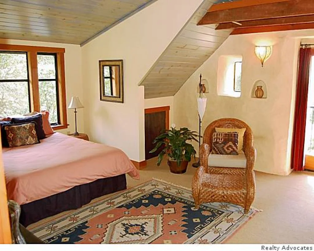 The master bedroom Photo: Realty Advocates