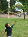 zumo de burbujas niño jugando con burbujas