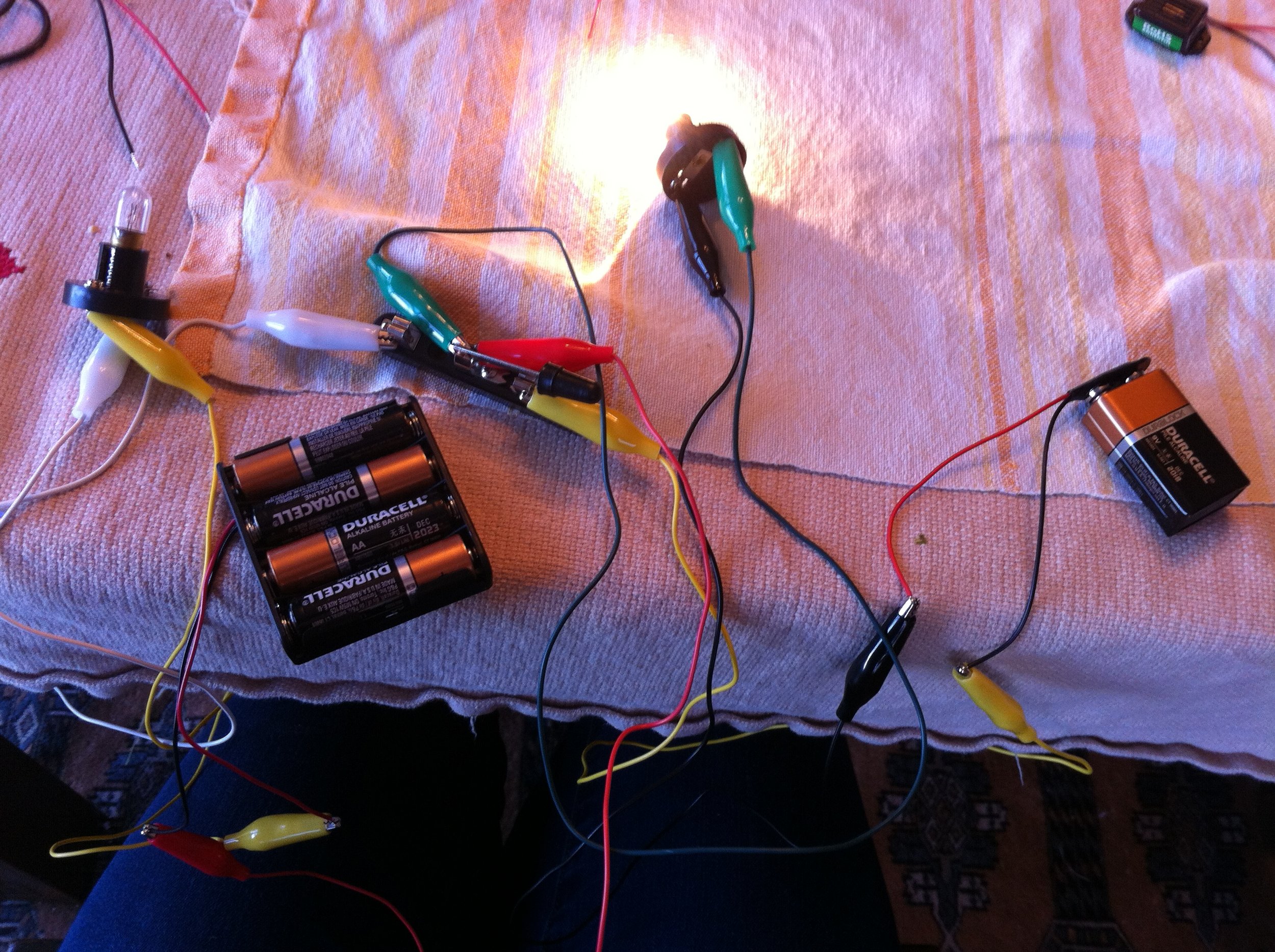  Circuitos eléctricos Construye tu propio circuito con luces e interruptores, y descubre cómo funcionan los circuitos. 