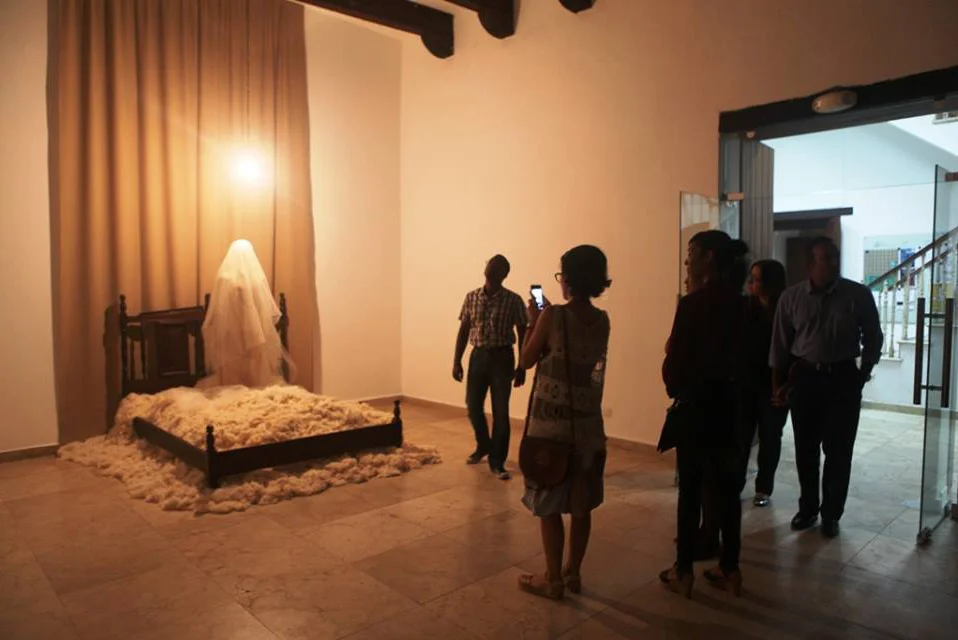 De la serie Comunando, madera, textil, hilo, objetos reutilizados, 2015