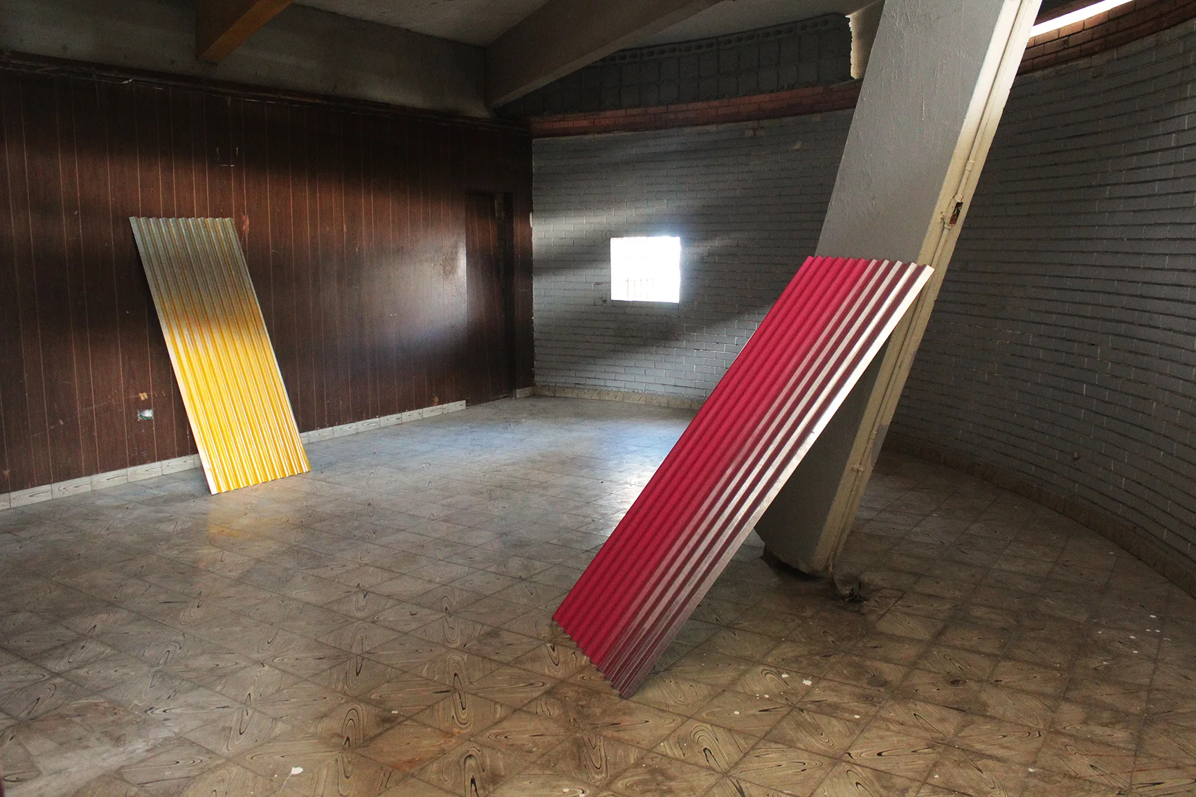 Ranchos, Planchas y Gallinas, 2016, en el Pabellón de Venezuela, Santo Domingo. Foto por José Morbán.