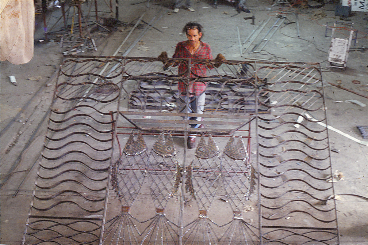 Johnny Bonnelly trabajando en herrería. 1988. Fotos cortesía del artista.