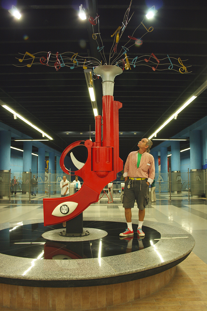 Johnny Bonnelly junto a su obra Vitrola en la estación Juan Bosch del Metro de Santo Domingo. 2010. Foto cortesía del artista.