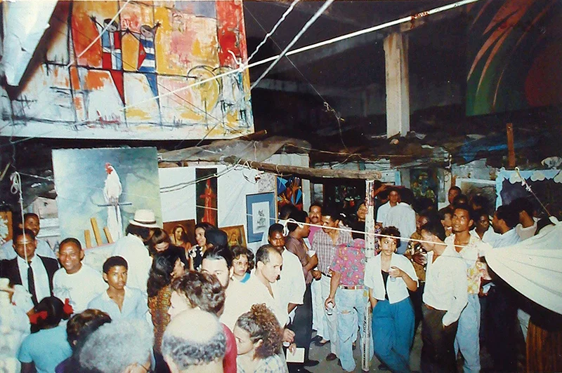 Imagen de la primera edición de la Bienal Marginal celebrada en 1992 en el barrio de Santa Bárbara (Santo Domingo). Fotografía cortesía de la Fundación Silvano Lora.