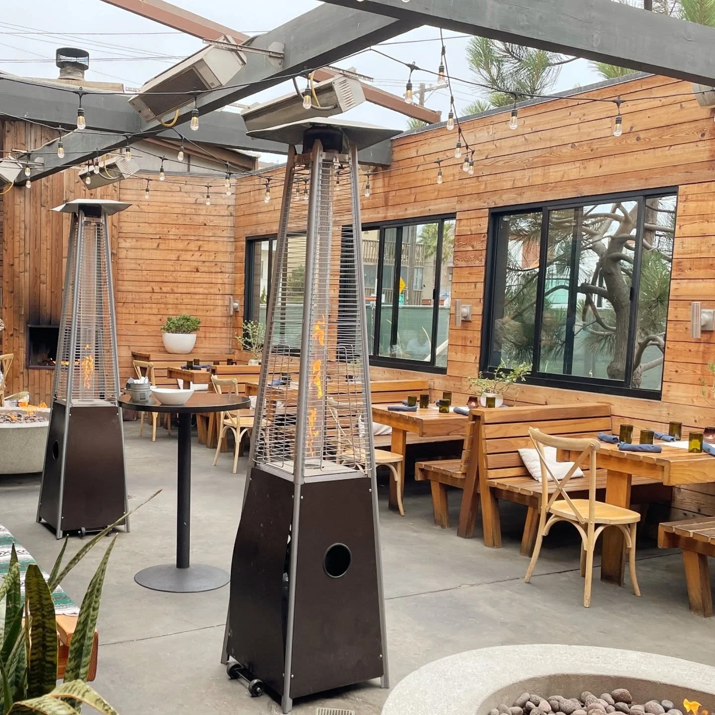 Do you NOT want a SEATED Dinner? You just want a HAPPY HOUR set up in a private space ?
We can do that for you!
Pictured above is 1 of the 5 locations in this restaurant to set up a Tray passed event such as what you see. This was for 50ppl for