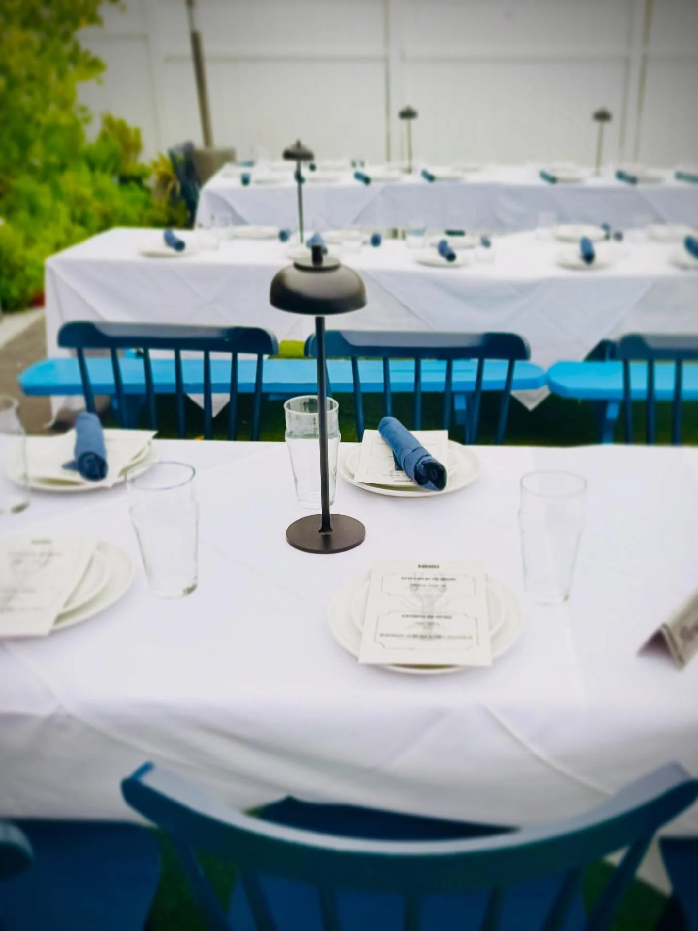 Corporate Dinner for 30ppl in our FRONT PATIO. This started during the day & ended in the night , but don’t stress because we illuminated the darkness with the lamps you see on the table! #privateparty #event #corporateevent #dinner #beachl