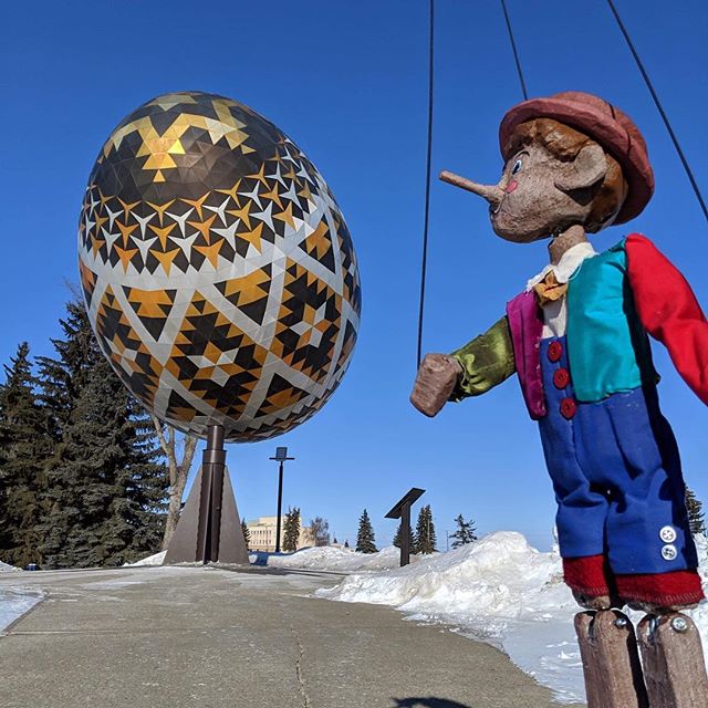 Pinocchio went to Vegreville today and saw the pysanka egg! He enjoyed it a lot!
#tya #touring #pinocchio2019 #pysankaegg