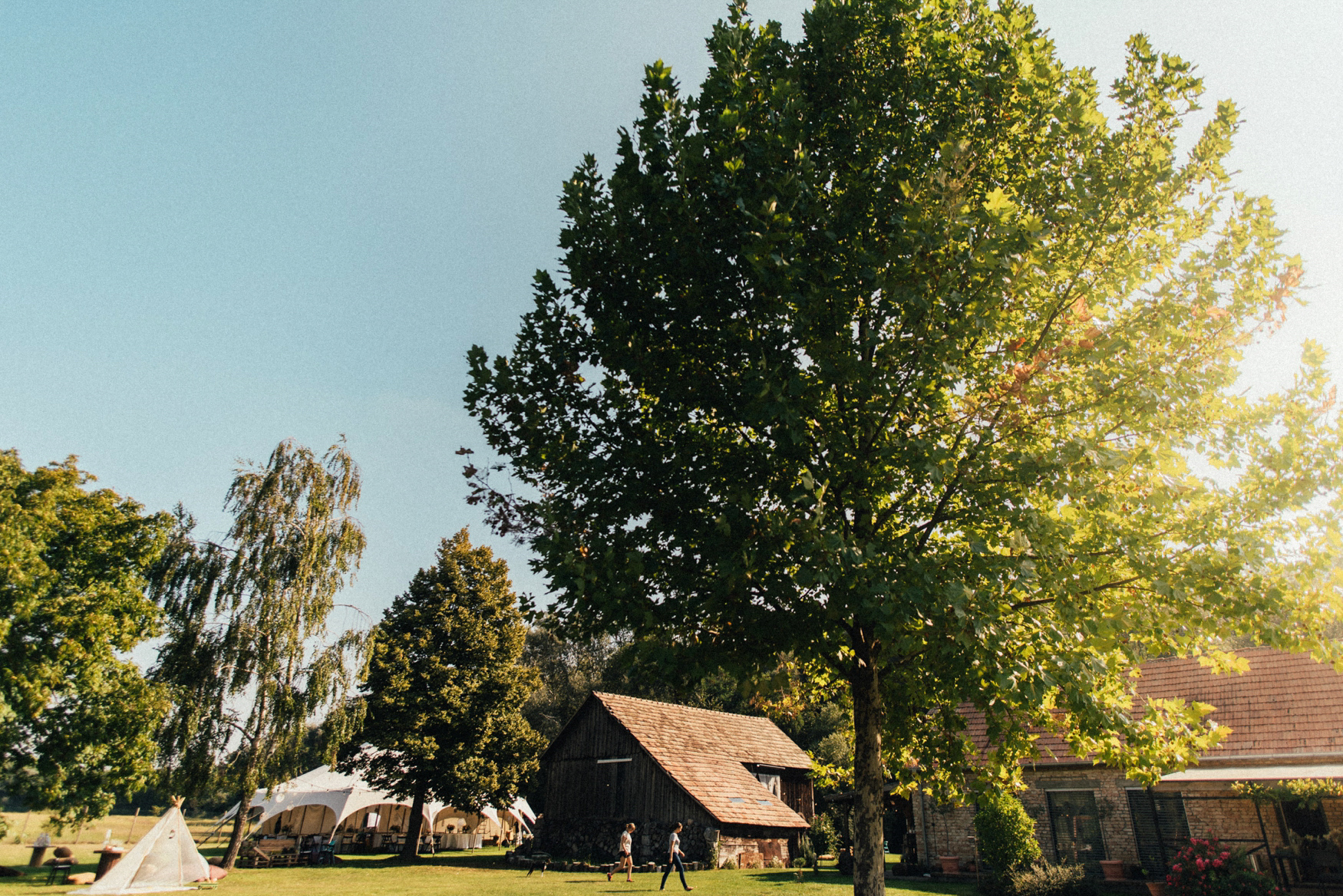 1 rustic summer barn wedding 005.jpg