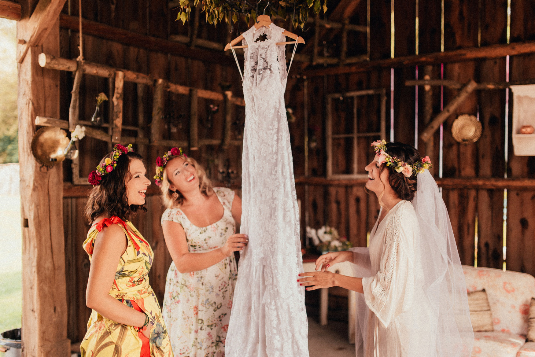 1 rustic summer barn wedding 031.jpg