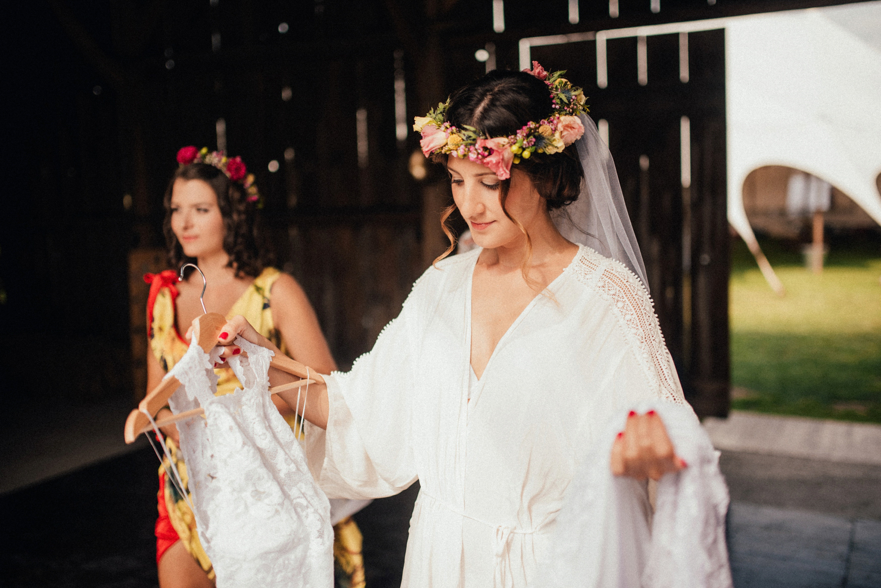 1 rustic summer barn wedding 032.jpg