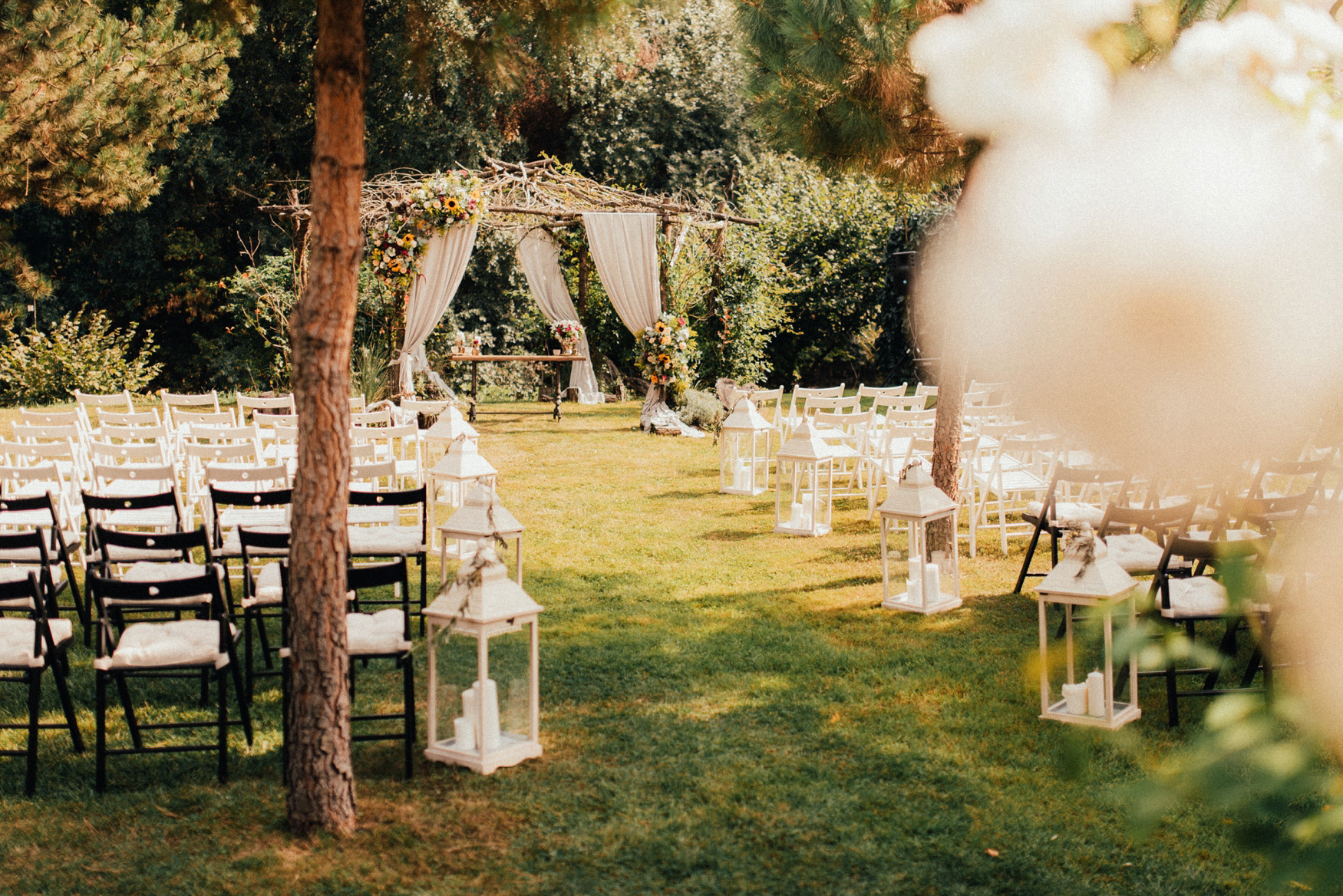 1 rustic summer barn wedding 044.jpg
