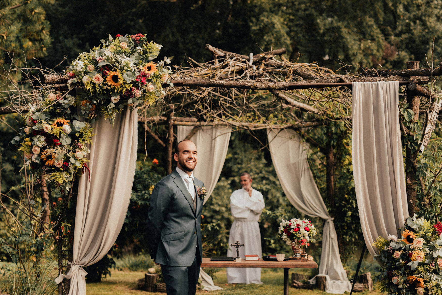 1 rustic summer barn wedding 049.jpg