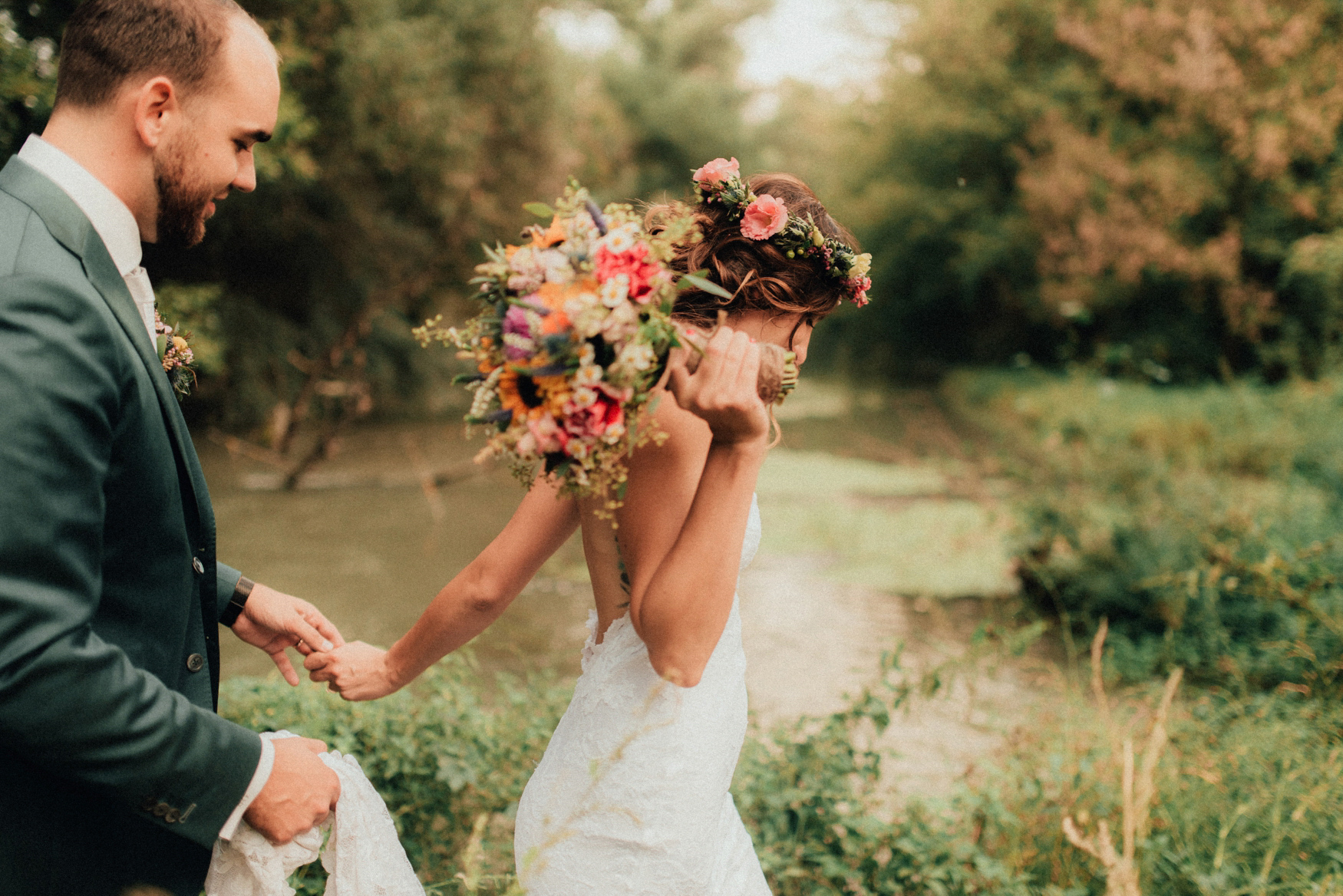 1 rustic summer barn wedding 081.jpg