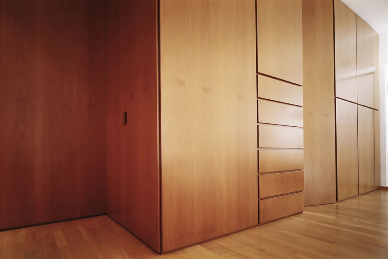 Casa G, Matera ll progetto riguarda la ridistribuzione interna di un appartamento situato nel centro di Matera. Una parete continua in legno si sviluppa per tutta la casa e crea uno spazio fluido ed omogeneo. Porte, mobili contenitori, pannelli, si susseguono senza soluzione di continuità e suddividono i vari ambienti divenendo la cifra distintiva del progetto. Data: 2001 | 2003 Progettista: Paolo De Benedictis Fotografie: Alessandra Chemollo, Nicola Di Nanna << cambia progetto >>