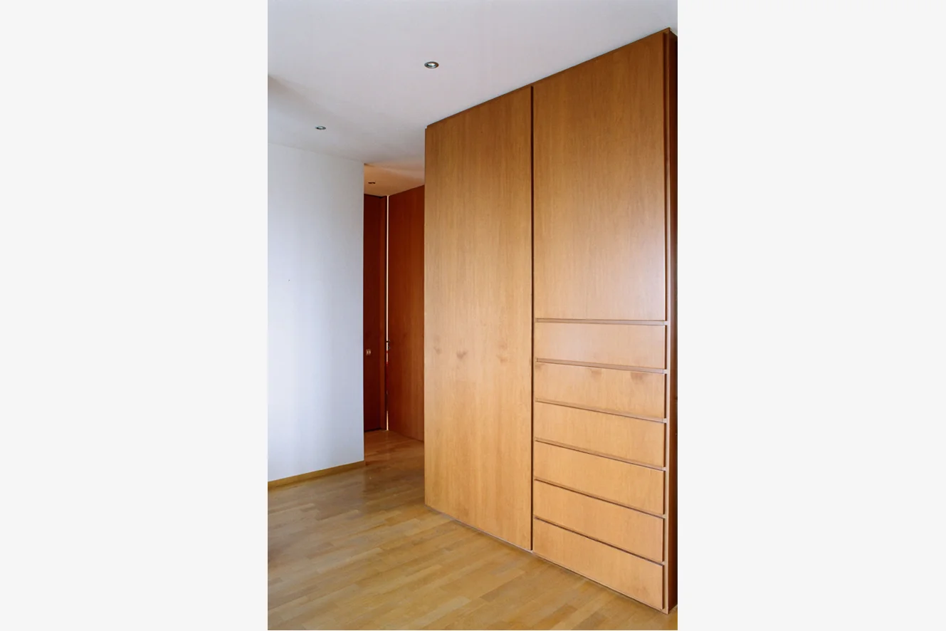 Casa G, Matera ll progetto riguarda la ridistribuzione interna di un appartamento situato nel centro di Matera. Una parete continua in legno si sviluppa per tutta la casa e crea uno spazio fluido ed omogeneo. Porte, mobili contenitori, pannelli, si susseguono senza soluzione di continuità e suddividono i vari ambienti divenendo la cifra distintiva del progetto. Data: 2001 | 2003 Progettista: Paolo De Benedictis Fotografie: Alessandra Chemollo, Nicola Di Nanna << cambia progetto >>