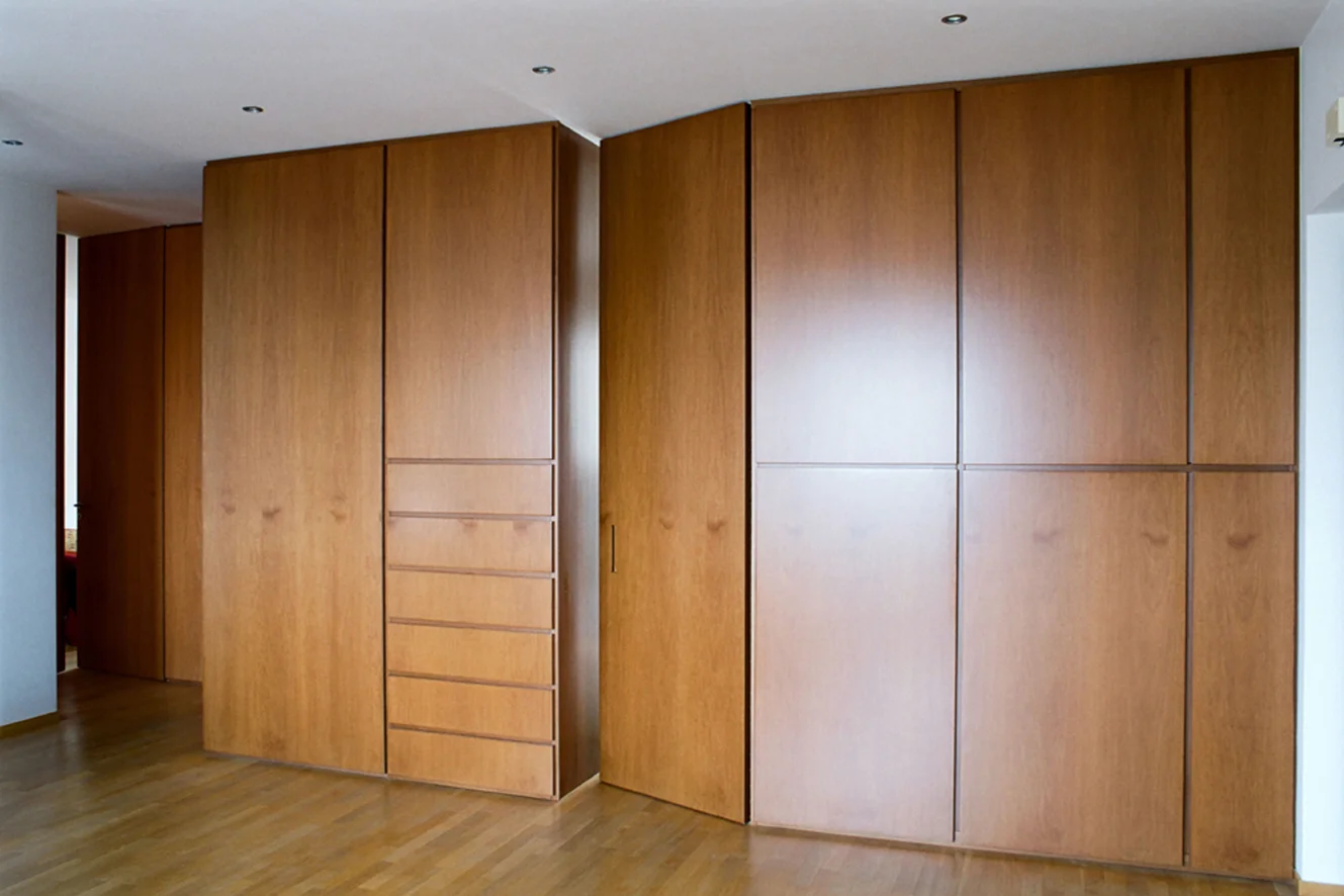 Casa G, Matera ll progetto riguarda la ridistribuzione interna di un appartamento situato nel centro di Matera. Una parete continua in legno si sviluppa per tutta la casa e crea uno spazio fluido ed omogeneo. Porte, mobili contenitori, pannelli, si susseguono senza soluzione di continuità e suddividono i vari ambienti divenendo la cifra distintiva del progetto. Data: 2001 | 2003 Progettista: Paolo De Benedictis Fotografie: Alessandra Chemollo, Nicola Di Nanna << cambia progetto >>