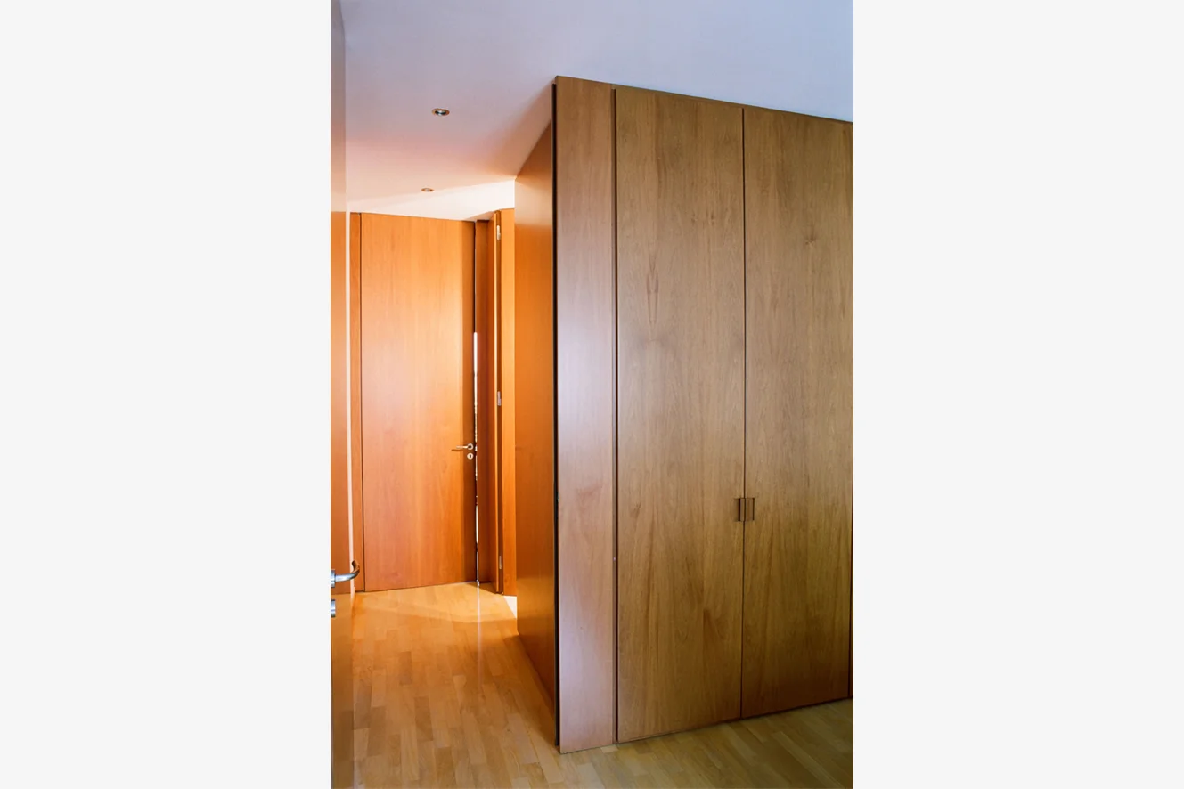 Casa G, Matera ll progetto riguarda la ridistribuzione interna di un appartamento situato nel centro di Matera. Una parete continua in legno si sviluppa per tutta la casa e crea uno spazio fluido ed omogeneo. Porte, mobili contenitori, pannelli, si susseguono senza soluzione di continuità e suddividono i vari ambienti divenendo la cifra distintiva del progetto. Data: 2001 | 2003 Progettista: Paolo De Benedictis Fotografie: Alessandra Chemollo, Nicola Di Nanna << cambia progetto >>