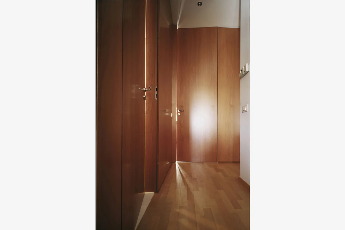 Casa G, Matera ll progetto riguarda la ridistribuzione interna di un appartamento situato nel centro di Matera. Una parete continua in legno si sviluppa per tutta la casa e crea uno spazio fluido ed omogeneo. Porte, mobili contenitori, pannelli, si susseguono senza soluzione di continuità e suddividono i vari ambienti divenendo la cifra distintiva del progetto. Data: 2001 | 2003 Progettista: Paolo De Benedictis Fotografie: Alessandra Chemollo, Nicola Di Nanna << cambia progetto >>