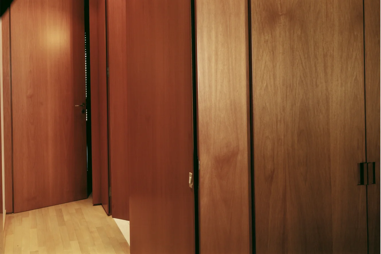 Casa G, Matera ll progetto riguarda la ridistribuzione interna di un appartamento situato nel centro di Matera. Una parete continua in legno si sviluppa per tutta la casa e crea uno spazio fluido ed omogeneo. Porte, mobili contenitori, pannelli, si susseguono senza soluzione di continuità e suddividono i vari ambienti divenendo la cifra distintiva del progetto. Data: 2001 | 2003 Progettista: Paolo De Benedictis Fotografie: Alessandra Chemollo, Nicola Di Nanna << cambia progetto >>