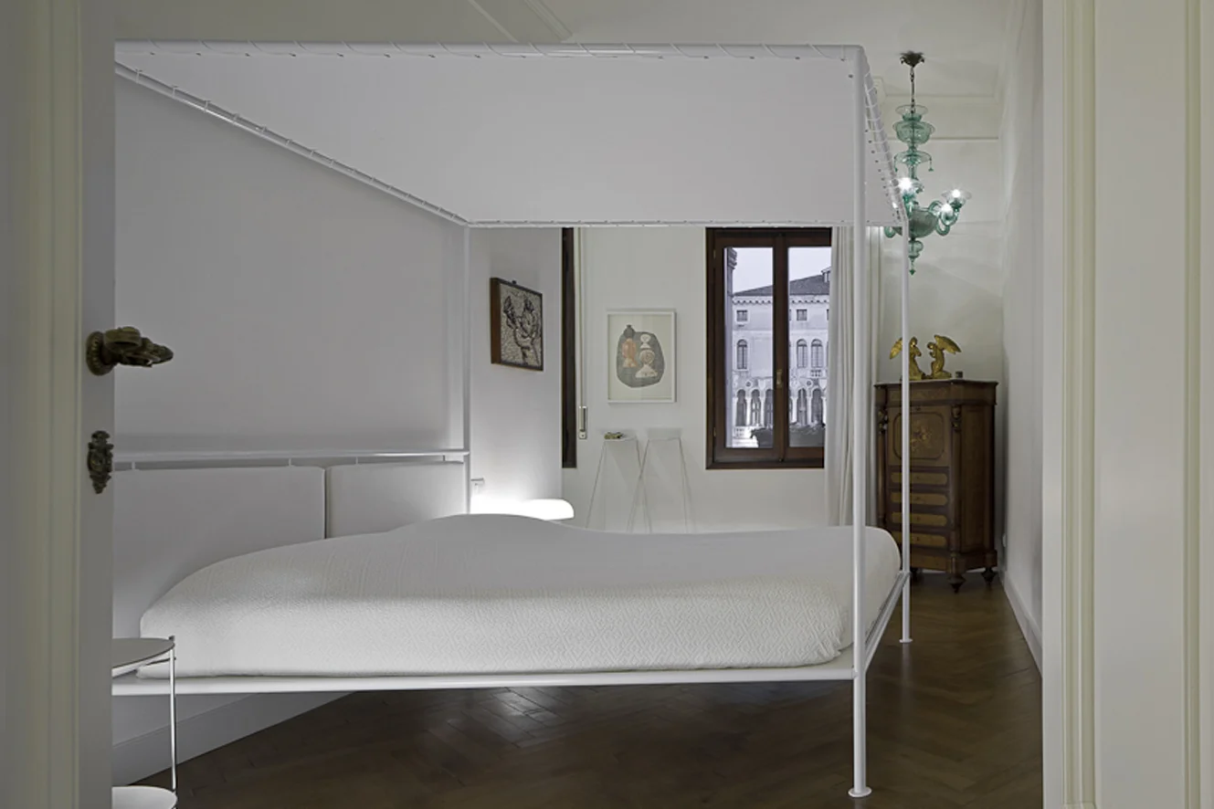 Casa ER, Venezia Affacciato su uno degli scorci più suggestivi del Canal Grande, l’appartamento è il risultato della divisione di un immobile più grande, che in origine destinava a queste stanze gli spazi di servizio. Il progetto, si è posto l’obiettivo di rispettare il carattere dell’appartamento valorizzando con un restauro filologico le preesistenze storiche, pur marcando con linguaggio contemporaneo gli spazi in origine privi di fascino. Gli ambienti hanno assunto una nuova identità grazie a pochi interventi sulle strutture murarie mirati a ridefinirne le proporzioni e ad adeguarle alle nuove destinazioni d’uso; con queste scelte puntuali, e attraverso la revisione e il riposizionamento dei varchi di collegamento tra gli ambienti, la casa ha assunto la sua forma definitiva. Data: 2012 | 2013 Progettista: Paolo De Benedictis Collaboratori: Emina Gauzanovic, Francesco Virgilito Progettista impiantistico: Studio Multimpianti Consulente strutturale: Massimo Moretto Fotografa: Alessandra Chemollo << cambia progetto >>