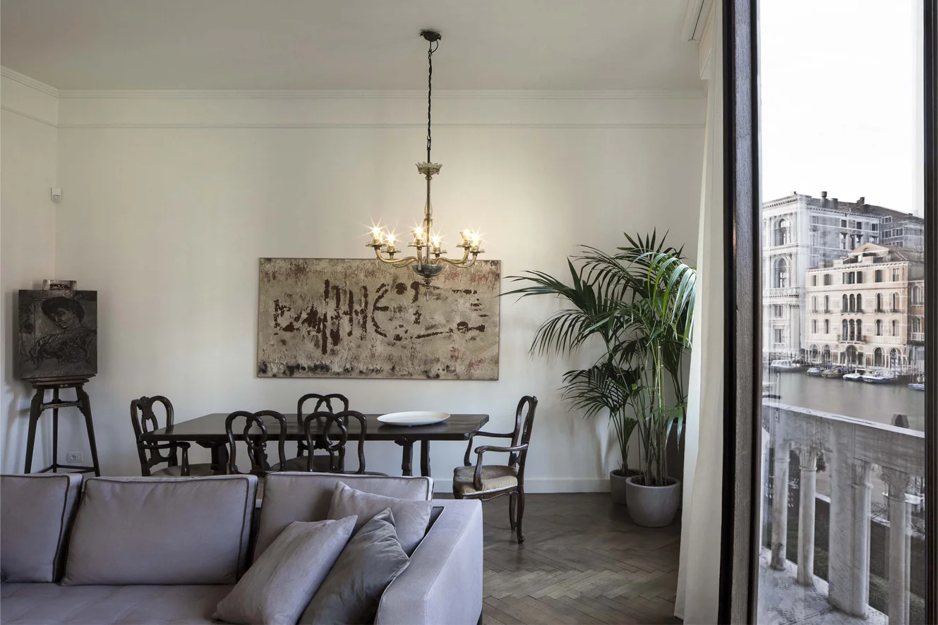 Casa ER, Venezia Affacciato su uno degli scorci più suggestivi del Canal Grande, l’appartamento è il risultato della divisione di un immobile più grande, che in origine destinava a queste stanze gli spazi di servizio. Il progetto, si è posto l’obiettivo di rispettare il carattere dell’appartamento valorizzando con un restauro filologico le preesistenze storiche, pur marcando con linguaggio contemporaneo gli spazi in origine privi di fascino. Gli ambienti hanno assunto una nuova identità grazie a pochi interventi sulle strutture murarie mirati a ridefinirne le proporzioni e ad adeguarle alle nuove destinazioni d’uso; con queste scelte puntuali, e attraverso la revisione e il riposizionamento dei varchi di collegamento tra gli ambienti, la casa ha assunto la sua forma definitiva. Data: 2012 | 2013 Progettista: Paolo De Benedictis Collaboratori: Emina Gauzanovic, Francesco Virgilito Progettista impiantistico: Studio Multimpianti Consulente strutturale: Massimo Moretto Fotografa: Alessandra Chemollo << cambia progetto >>