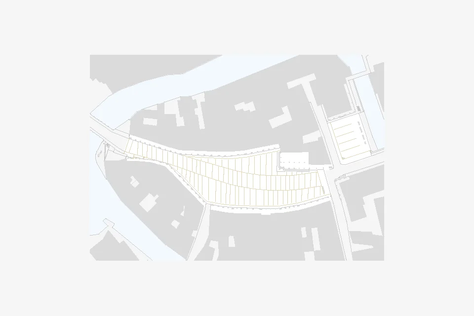 Piazza del Popolo, Sacile, Pn - Concorso primo premio Il progetto si sviluppa nel centro storico della città di Sacile; prevede la riqualificazione di Piazza del Popolo e degli spazi marginali che ne costituiscono l’affaccio sul fiume Livenza. L'idea è quella di sovrapporre su tutto l’invaso una "pelle" che si misura con il sito e con le preesistenze, asseconda l'andamento del suolo e media il dislivello tra i portici. Gli spazi che si affacciano sul fiume mantengono la propria identità fisica data da dimensioni e confini, ma ripropongono un nuovo rapporto con l’acqua individuando delle zone di sosta a diretto contatto fisico e visivo con l’acqua. Sotto i portici l’intervento si è limitato alla conservazione delle pavimentazioni più antiche e di tutte le pietre di pregio. Questi ultimi sono stati integrati nelle nuove pavimentazioni. Data: 1999 | 2011 Progettisti: Paolo De Benedictis, Sara Lonardi, Enrico Maria Raschi Progettista impianti e strutture: Luca Pulignano Collaboratrice: Emina Gauzanovic Fotografo: Marco Introini 2003 Mostra internazionale “Nib+Icar Traveling 2004” Progetto Segnalato 2010 Premio Marcello D’olivo - Rassegna Biennale di Architettura Progetto Segnalato 2010 Premio IQU – Innovazione e qualità urbana Secondo premio nella sezione opere realizzate << cambia progetto >>