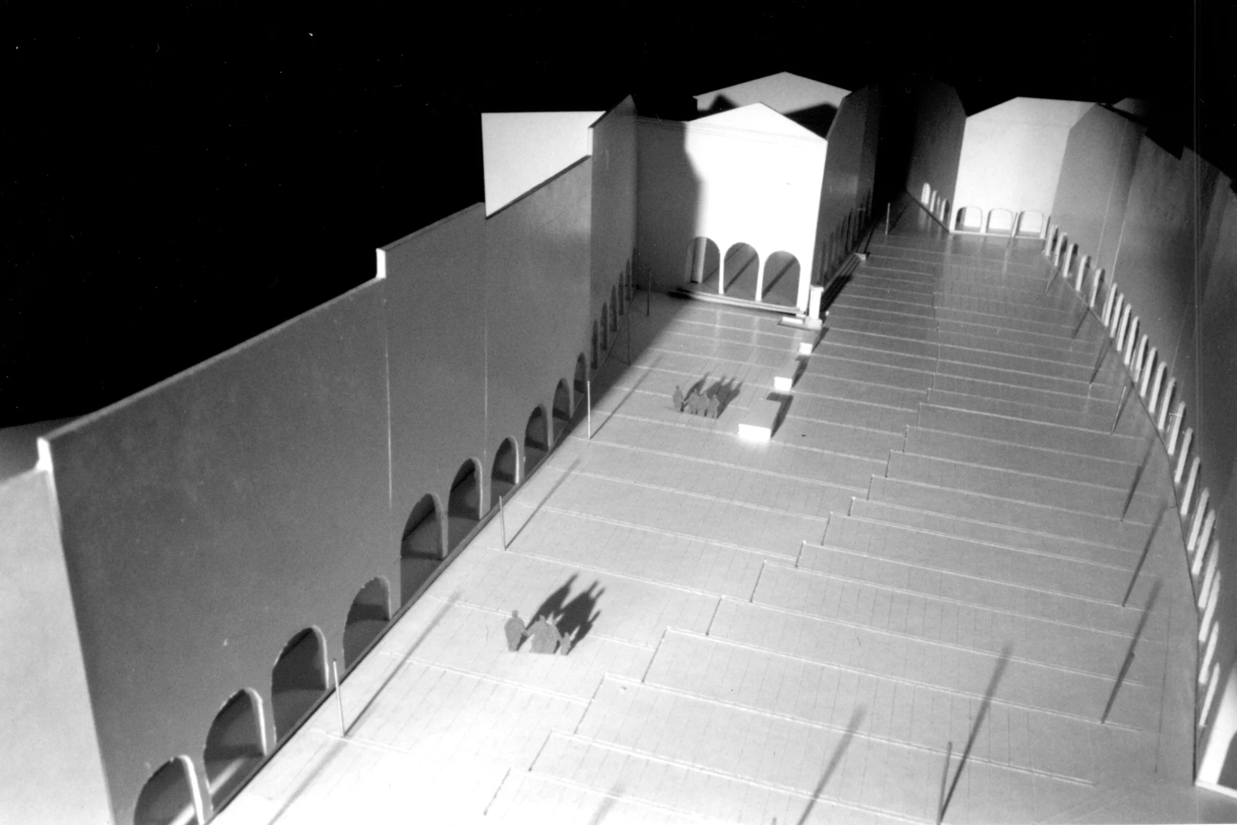Piazza del Popolo, Sacile, Pn - Concorso primo premio Il progetto si sviluppa nel centro storico della città di Sacile; prevede la riqualificazione di Piazza del Popolo e degli spazi marginali che ne costituiscono l’affaccio sul fiume Livenza. L'idea è quella di sovrapporre su tutto l’invaso una "pelle" che si misura con il sito e con le preesistenze, asseconda l'andamento del suolo e media il dislivello tra i portici. Gli spazi che si affacciano sul fiume mantengono la propria identità fisica data da dimensioni e confini, ma ripropongono un nuovo rapporto con l’acqua individuando delle zone di sosta a diretto contatto fisico e visivo con l’acqua. Sotto i portici l’intervento si è limitato alla conservazione delle pavimentazioni più antiche e di tutte le pietre di pregio. Questi ultimi sono stati integrati nelle nuove pavimentazioni. Data: 1999 | 2011 Progettisti: Paolo De Benedictis, Sara Lonardi, Enrico Maria Raschi Progettista impianti e strutture: Luca Pulignano Collaboratrice: Emina Gauzanovic Fotografo: Marco Introini 2003 Mostra internazionale “Nib+Icar Traveling 2004” Progetto Segnalato 2010 Premio Marcello D’olivo - Rassegna Biennale di Architettura Progetto Segnalato 2010 Premio IQU – Innovazione e qualità urbana Secondo premio nella sezione opere realizzate << cambia progetto >>