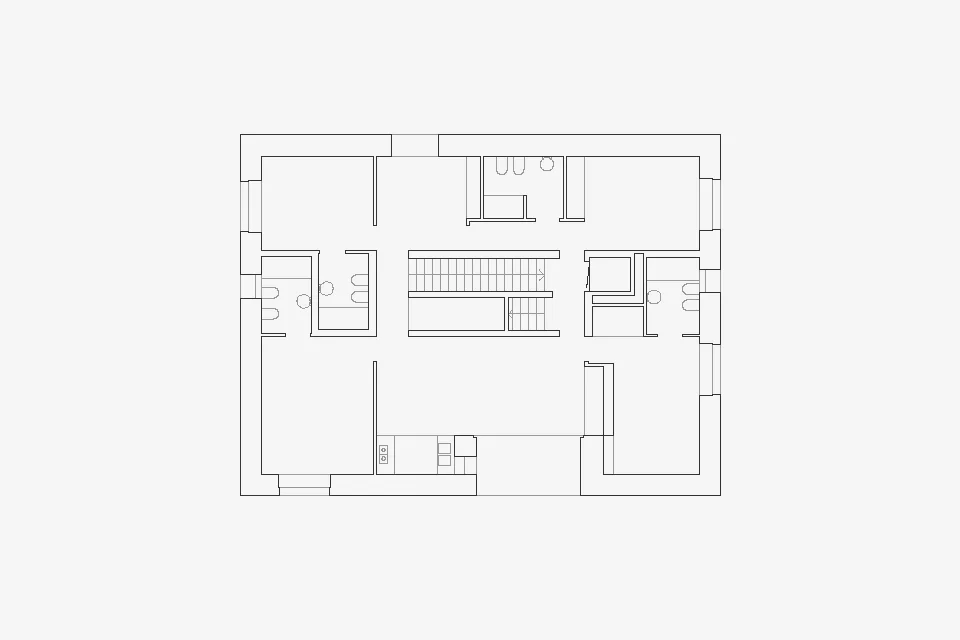 B&B Casa Incantata, Revò, Tn Tra i filari di mele della Val di Non, la demolizione e ricostruzione di un anonimo edificio residenziale degli anni '70 ha costituito l’occasione per recuperare il suo rapporto con il paesaggio e valorizzarne l’affaccio spettacolare sulla valle. La nuova architettura dal carattere formale estremamente semplificato, conserva proporzioni e volumetria originarie. Il linguaggio adottato reinterpreta i caratteri essenziali della tradizione alpina: corpo monolitico e compatto, intonaco bianco a finitura delle facciate, legno come naturale cornice delle aperture. Uniche eccezioni al vernacolo locale sono il contenimento della cornice di gronda all’interno delle murature perimetrali e la composizione libera delle aperture. I prospetti giocano, infatti, con la giustapposizione delle finestre, collocate in relazione ai diversi ambienti che sono chiamate a illuminare. La semplificazione dell’esterno dell’edificio si confronta con la ricchezza degli spazi interni, articolati attorno ad un monumentale vano scale. Collocato in posizione centrale, esso scandisce i diversi ambiti della casa attraverso rampe sovrapposte strette in un’intercapedine a doppia altezza. I tagli dei solai dilatano inaspettatamente lo spazio in senso verticale moltiplicando i traguardi visivi fra gli ambienti. Data: 2007 | 2011 Progettisti: Paolo De Benedictis, Glenda Flaim Progettista strutturale: Luca Pulignano Progettista impiantistico: Energytech G.m.b.H./S.r.l Fotografa: Alessandra Chemollo 2012 Premio di architettura città di Oderzo XIII edizione Progetto selezionato con menzione d’onore 2012 Selezione Nazionale RI.U.SO.01 2012. Rigenerazione Urbana Sostenibile Progetto Premiato 2013 Premio di architettura Costruire il Trentino 2009/2012 Progetto premiato ex aequo 2016 Rassegna Architetti Arco Alpino Casa Incantata - Progetto selezionato << cambia progetto >>