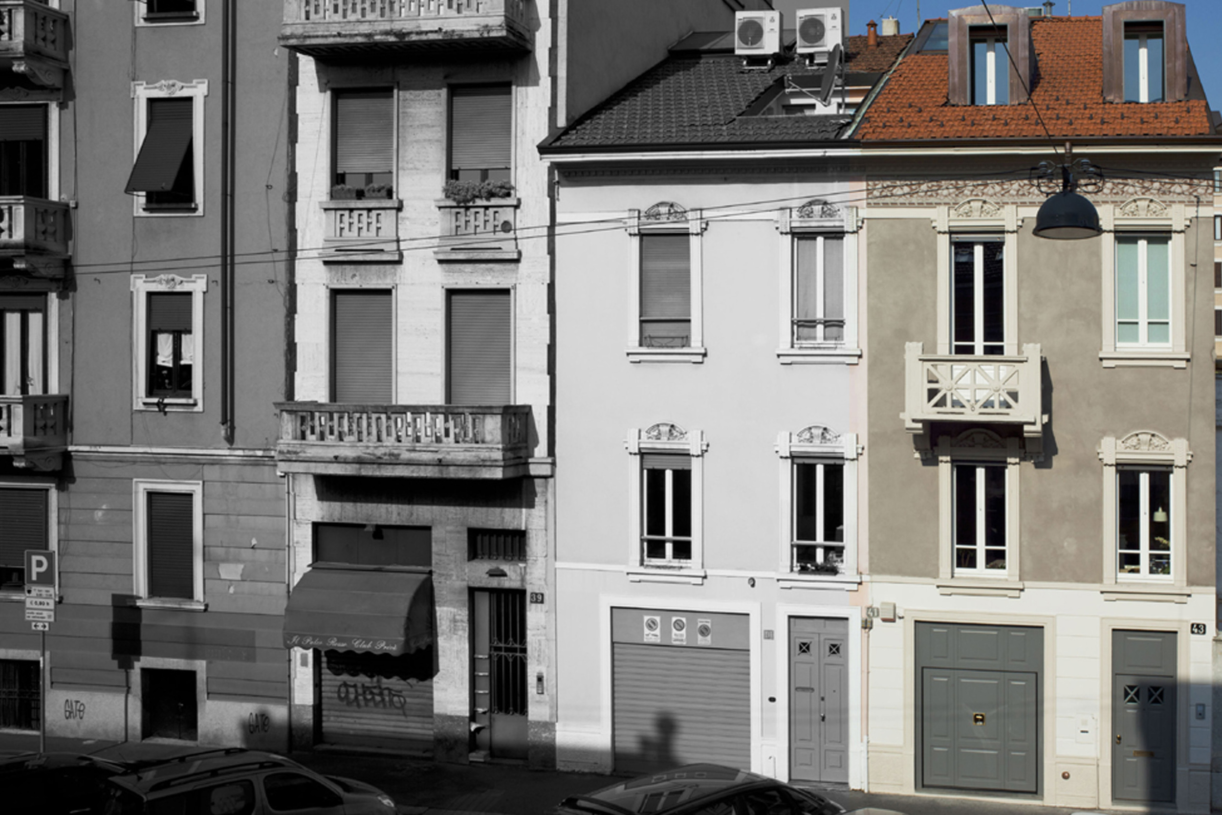 Casa PR, Milano L’intervento riguarda la ristrutturazione di un palazzetto costruito nei primi anni del 1900 nel centro di Milano. Il progetto recupera tutti i caratteri originari dell’edificio e interviene in maniera radicale sul piano terra e sul