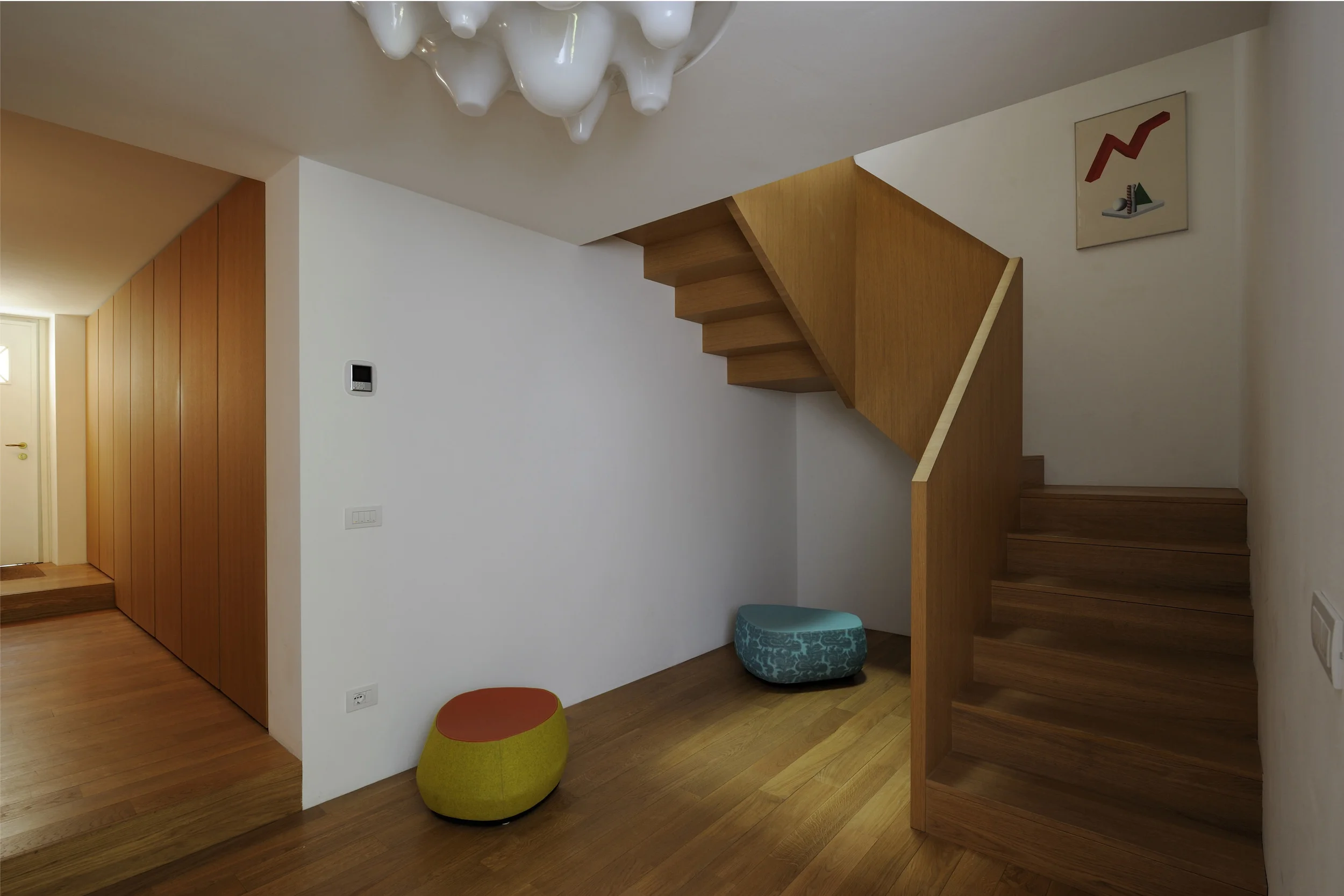 Casa PR, Milano L’intervento riguarda la ristrutturazione di un palazzetto costruito nei primi anni del 1900 nel centro di Milano. Il progetto recupera tutti i caratteri originari dell’edificio e interviene in maniera radicale sul piano terra e sul sottotetto. Il magazzino seminterrato è rialzato e portato alla stessa quota del giardino. Questa scelta determina una serie di spazi che dall’ingresso, passando per il vano scale ed il salotto, si susseguono fino allo spazio aperto sul retro. La scala, che dalla strada conduceva al piano primo, è sostituita da una nuova rampa posta in continuità con quelle che collegano gli altri livelli. I depositi del sottotetto sono recuperati ed annessi all’abitazione; in corrispondenza di questi ambienti due grandi abbaini in rame caratterizzano il prospetto principale. L’inserimento di oggetti di arredo in legno dalle forme lineari sottolinea la discontinuità tra i nuovi ambienti e quelli su cui si attua un intervento conservativo nonostante, il progetto cerchi di armonizzare i nuovi oggetti con gli spazi esistenti. Data: 2007 | 2011 Progettista: Paolo De Benedictis Collaboratori: David Bigi, Eduardo Jose Giraldez Caro Progettista strutturale: Marco Medizza Progettista termoidraulico: Fabio Fumagalli Progettista elettrico: Paolo Passarella Fotografa: Alessandra Chemollo << cambia progetto >>