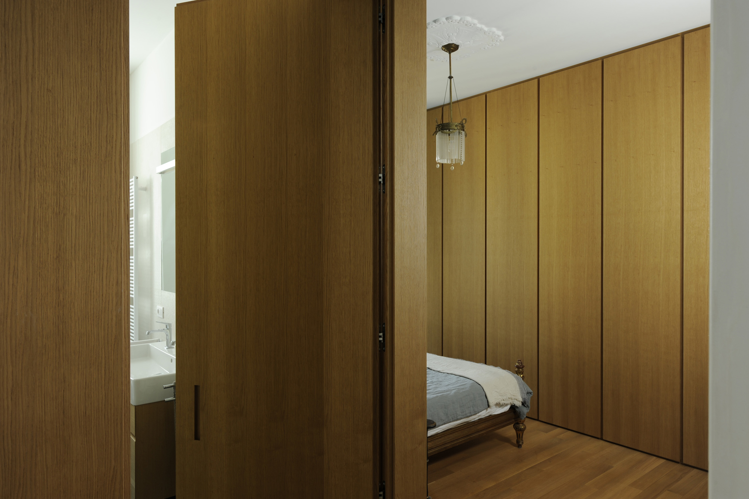  Casa PR, Milano  L’intervento riguarda la ristrutturazione di un palazzetto costruito nei primi anni del 1900 nel centro di Milano. Il progetto recupera tutti i caratteri originari dell’edificio e interviene in maniera radicale sul piano terra e sul