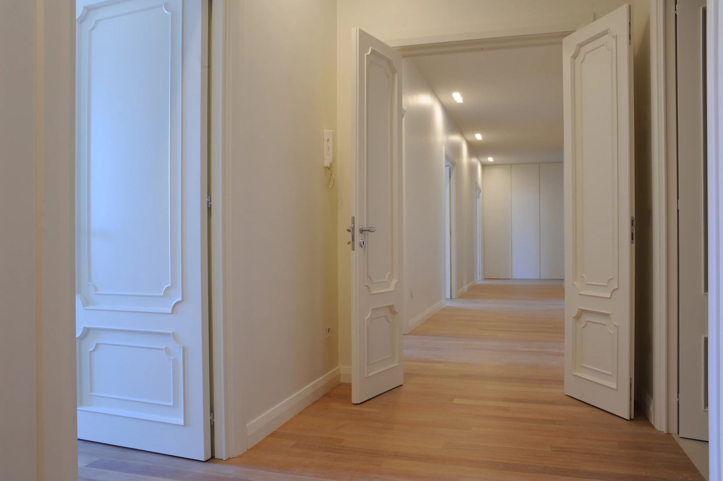 Casa A, Bari L’appartamento, costruito negli anni ’50, si trova nel centro della città di Bari a pochi passi dal mare. Il progetto sceglie di mantenere solo l’impianto di distribuzione, caratterizzato da un ampio corridoio centrale, e di concentrarsi sugli ambienti laterali; essi sono interamente ripensati per forma e dimensione, in modo da ottenere ampi spazi versatili e fluidi. La sequenza variata delle porte che si fronteggiano sul corridoio schiude nuove prospettive e accentua la trasparenza dello spazio in senso trasversale. Un impiego radicale del bianco per le finiture delle pareti e per i nuovi oggetti disegnati consente di integrare i nuovi interventi con l’esistente e di valorizzare il carattere specifico della casa. Data: 2010 | 2011 Progettista: Paolo De Benedictis Collaboratore: Eduardo Jose Giraldez Caro Progettista impianti: Marco Evangelista Fotografo: Nicola Di Nanna << cambia progetto >>