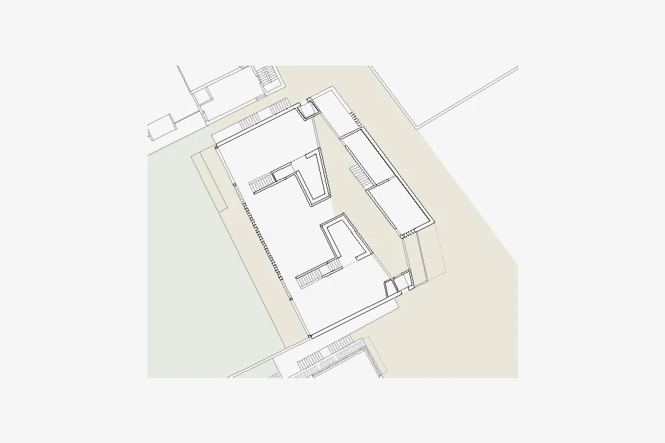 Scuola Materna e Sala prove musica, Sluderno, Bz L’edificio concepito per questo progetto di concorso si configura come un blocco monolitico disposto sul limite dell’area di progetto nel centro di un piccolo paese della Val Venosta. Il volume propone allineamenti volti ad individuare un sistema articolato di spazi pubblici in cui sono chiare le relazioni tra i vari ambiti del progetto ed il contesto circostante. Attraverso una leggera asimmetria di facciata, una minima deformazione del tetto e una calibrata altezza delle quote di gronda, si costruisce un volume semplice ma dinamico che diviene il fulcro dei diversi spazi pubblici su cui affaccia. Il carattere civico dell’edificio è denunciato attraverso tre bucature che creano una permeabilità tra interno ed esterno e portano in facciata le funzioni pubbliche e di aggregazione. Sul retro la facciata assume un carattere più privato ed una scala più “minuta”. Le giaciture presenti nell’articolazione del volume esterno s’insinuano all’interno dell’edificio definendone i diversi ambiti e creando una successione di spazi dinamici che moltiplicano i collegamenti visuali tra i vari ambienti. Progetto di concorso Data: 2012 Progettisti: Paolo De Benedictis, Adolfo Zanetti Collaboratori: Andrea Cremasco, Emina Gauzanovic, Mark Sonego << cambia progetto >>