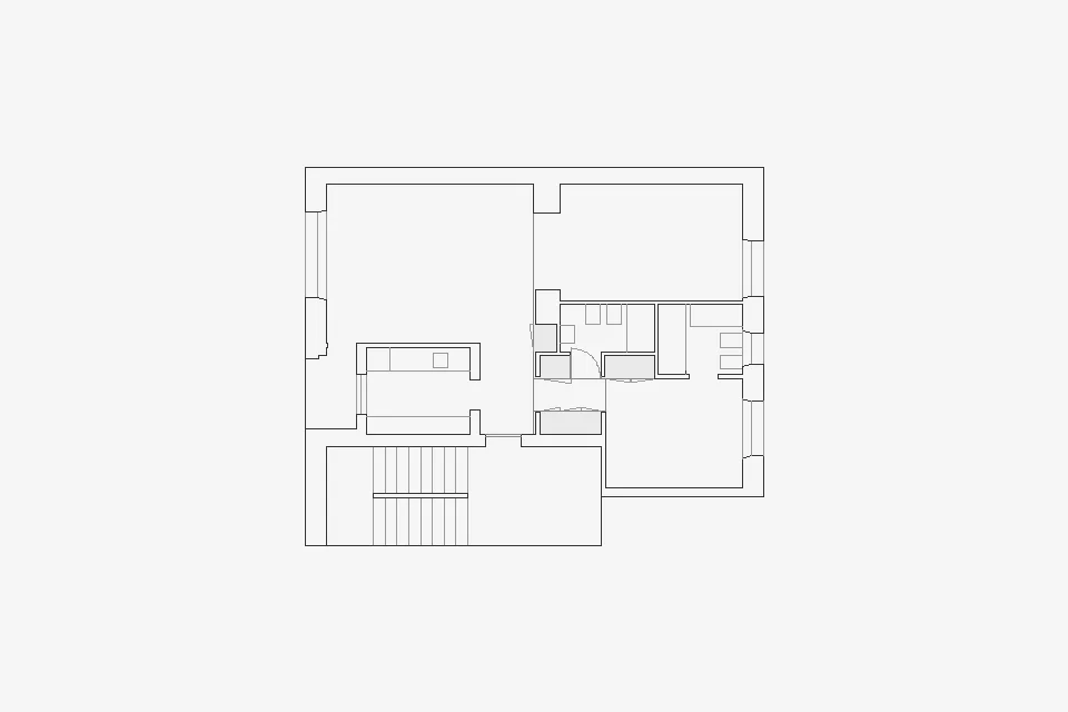 Casa E, Milano Il progetto riguarda la ristrutturazione di un appartamento situato nel centro di Milano. L’intervento semplifica e ottimizza la distribuzione degli ambienti in funzione di un uso versatile degli spazi. L’uso del medesimo legname per pannelli, pareti scorrevoli, porte ed armadi diviene il tema conduttore del progetto. Data: 2002 | 2003 Progettista: Paolo De Benedictis << cambia progetto >>