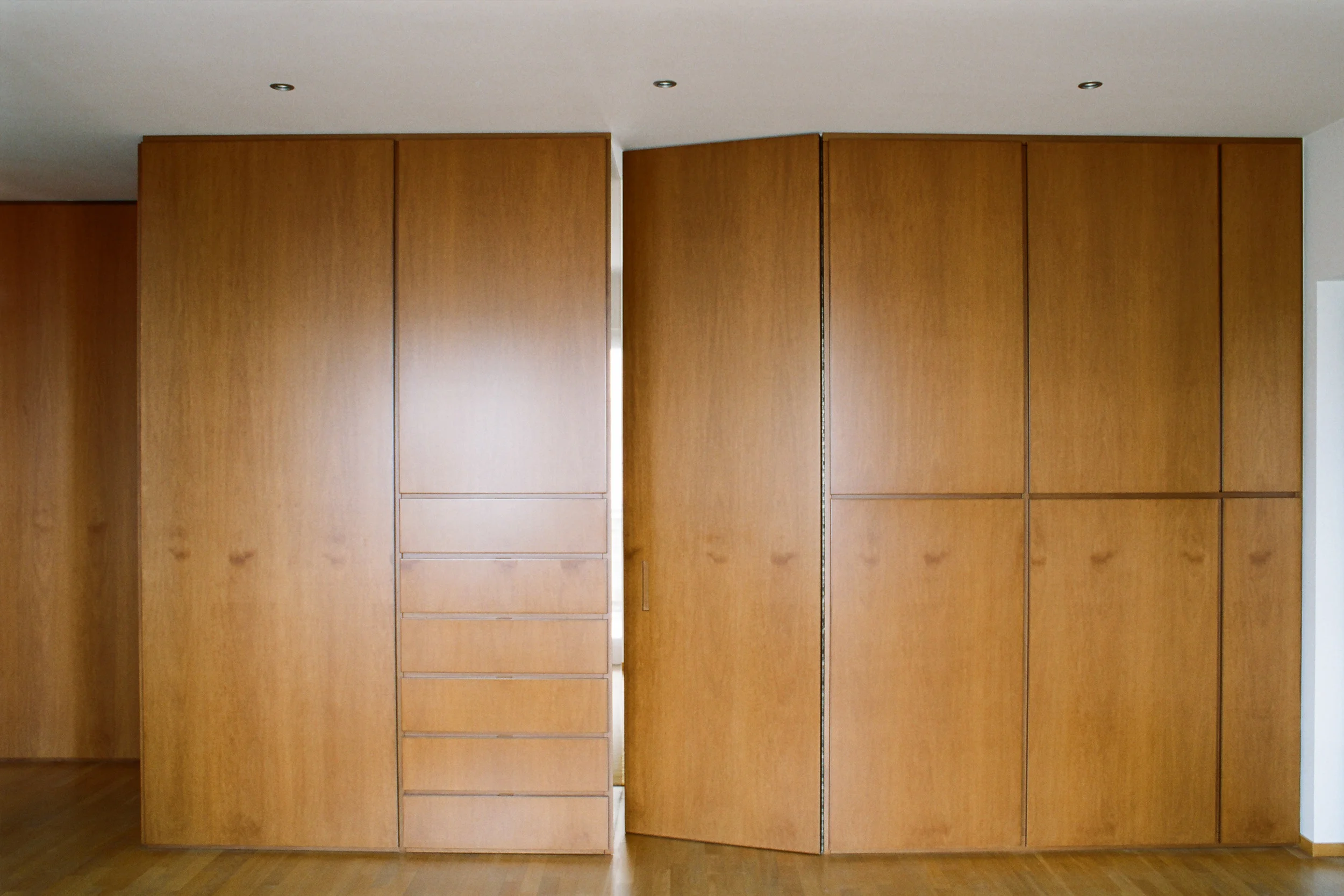Casa G, Matera ll progetto riguarda la ridistribuzione interna di un appartamento situato nel centro di Matera. Una parete continua in legno si sviluppa per tutta la casa e crea uno spazio fluido ed omogeneo. Porte, mobili contenitori, pannelli, si susseguono senza soluzione di continuità e suddividono i vari ambienti divenendo la cifra distintiva del progetto. Data: 2001 | 2003 Progettista: Paolo De Benedictis Fotografie: Alessandra Chemollo, Nicola Di Nanna << cambia progetto >>