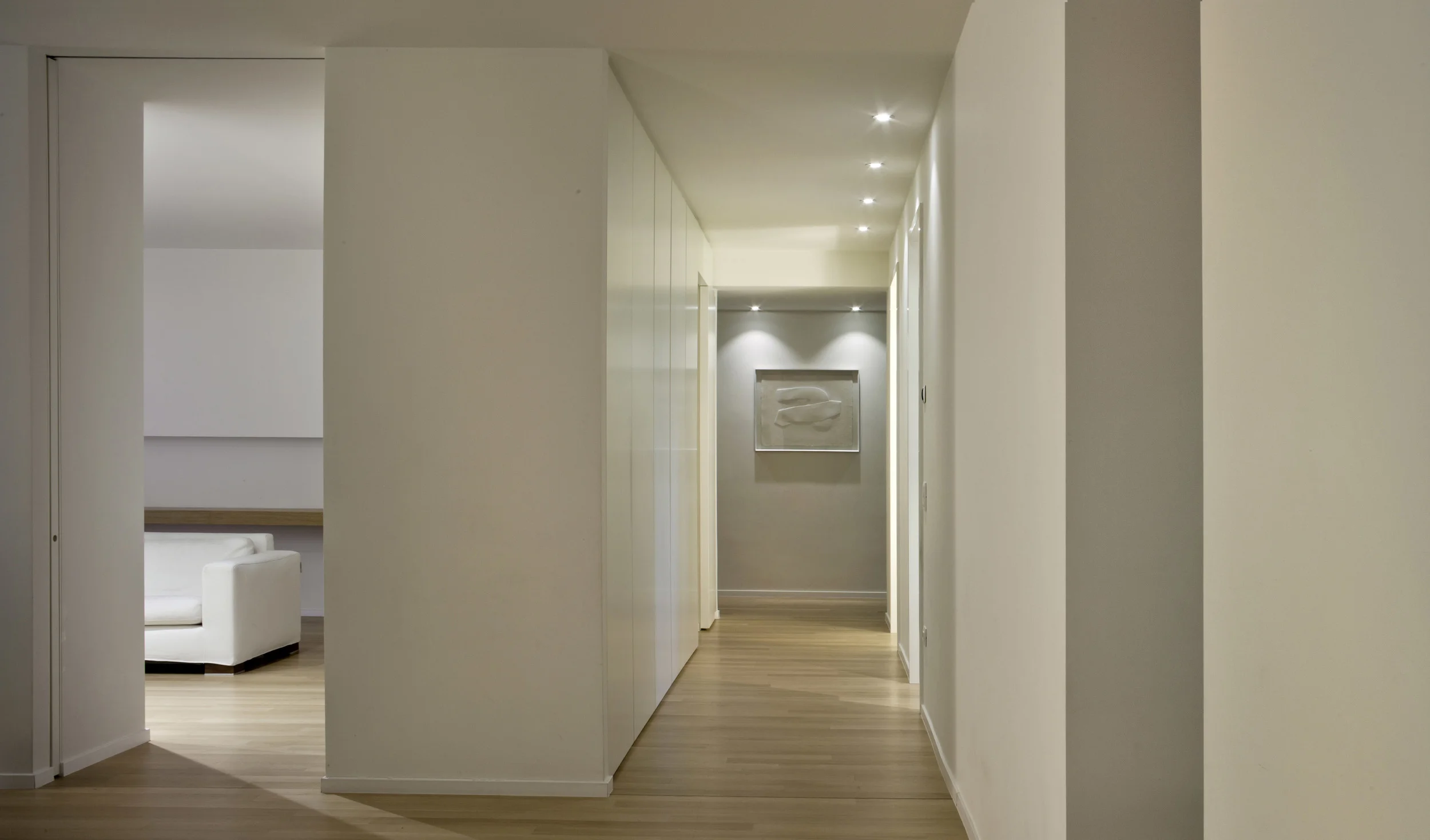 Casa NI, Matera L’intervento si occupa della ridistribuzione interna di un appartamento sito nel centro di Matera. Del preesistente è stata conservata la struttura portante, costituita da travi e pilastri. I nuovi spazi, fluidi e versatili, sono stati creati attraverso la giustapposizione di volumi in muratura. Come arredi dalla forma pura, essi celano la struttura esistente, danno corpo e spessore alle soglie di passaggio tra i vari ambienti, divengono essenza del progetto. Data: 2013 | 2014 Progettista: Paolo De Benedictis Progettista impiantistico: Marco Evangelista Collaboratore: Francesco Virgilito Fotografa: Alessandra Chemollo << cambia progetto >>